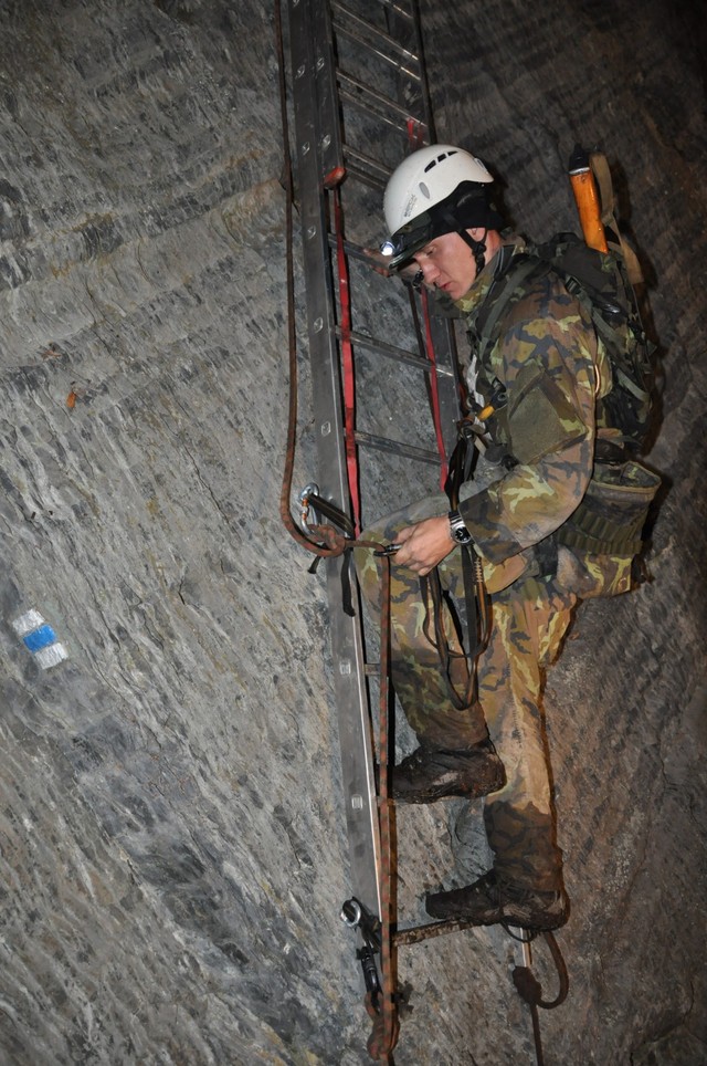  Kovový žebřík v kombinaci s převisem byla volba rtm. Sieklika