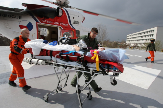  Vyložení pacienta na heliportu nemocnice v Plzni