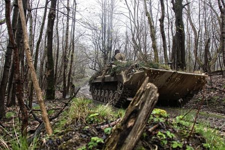  Bojová vozidla pěchoty nepřítele se hlučně prodírají terénem