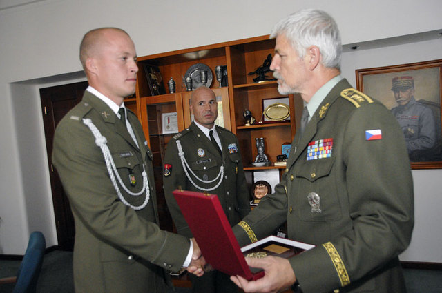 Také rotmistr Tomáš Labuda převzal z rukou generála Petra Pavla jako výraz ocenění a poděkování za úspěšnou reprezentaci AČR plaketu Generálního štábu Armády České republiky