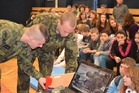 Desátník Tomáš Trykar a rotný Martin Cepek zaujaly svojí prezentací ze zdravotní přípravy