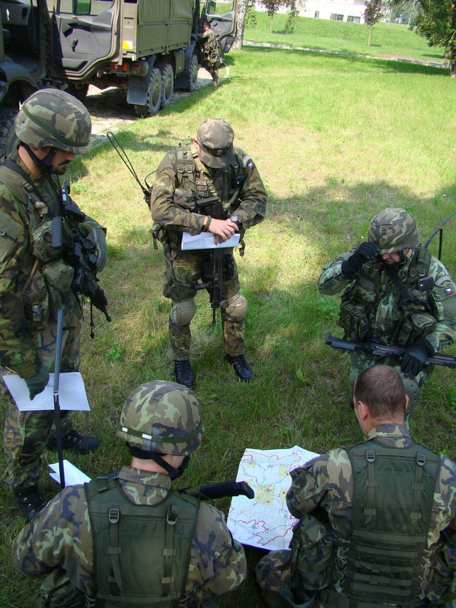 Vydání posledních instrukcí před patrolou