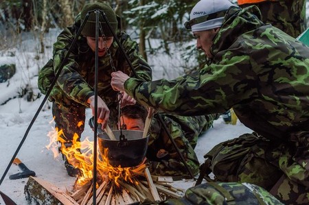 Vojáci jsou v druhé polovině nejtěžší etapy závodu v zimním přežití