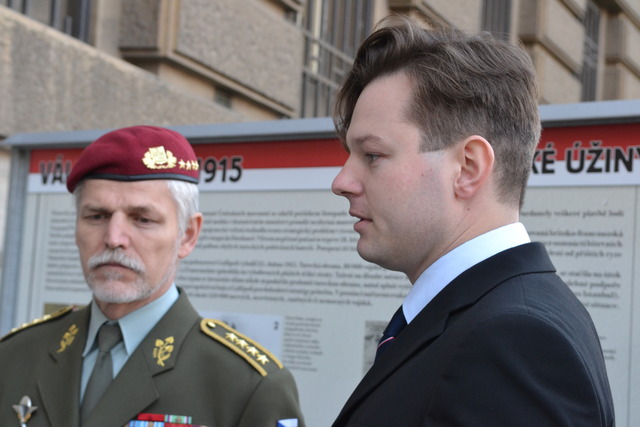Náčelník GŠ AČR armádní generál Petr Pavel a autor výstavy historik Vojenského historického ústavu Praha Tomáš Kykal při zahájení výstavy(zleva)