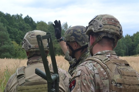 V dalším týmu působí dva pyrotechnici USA, doplňuje ho jeden český specialista EOD