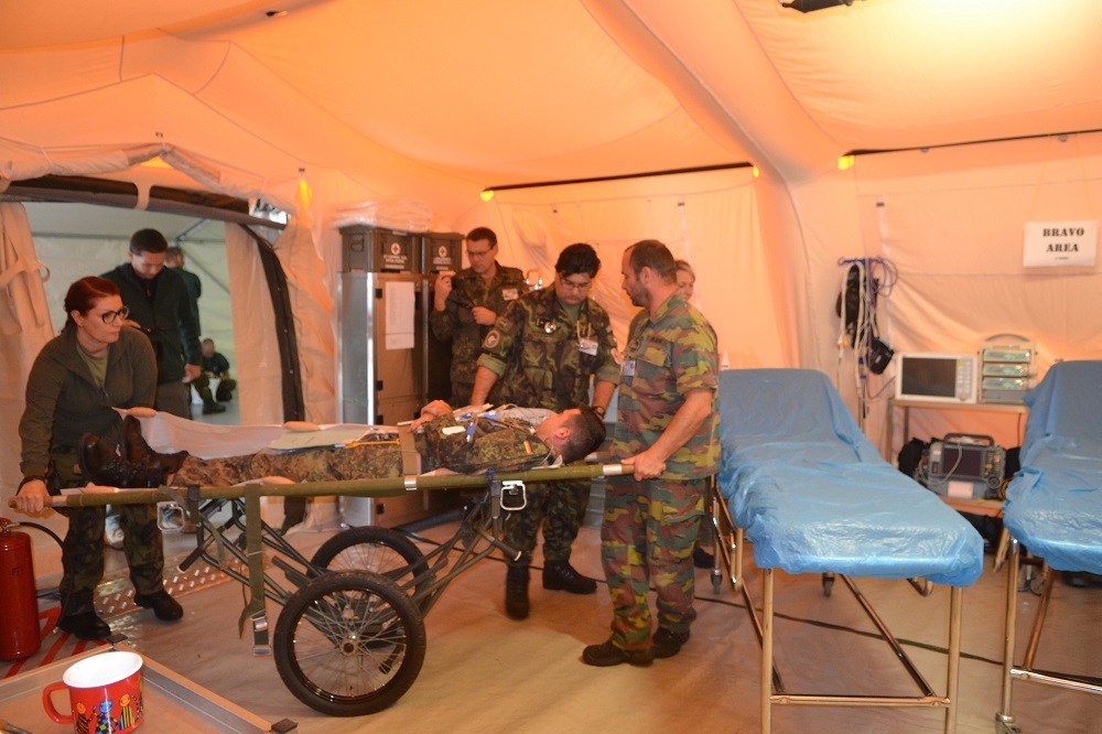 V českém modulu se pacienta ujímá český zdravotnický tým – lékař a zdravotní sestry