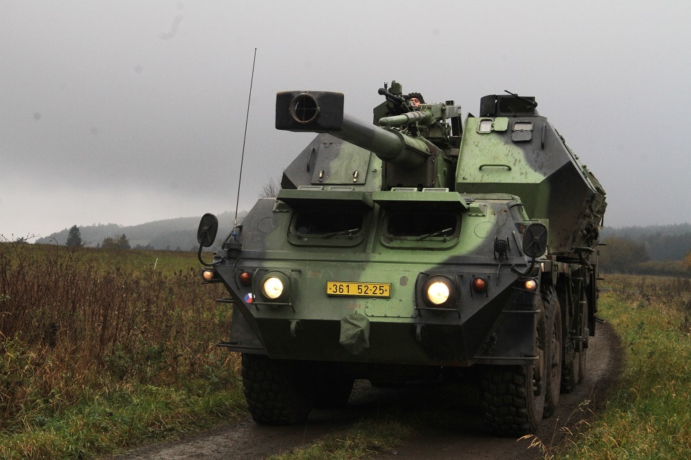 Samohybná kanónová houfnice DANA míří na místo určení