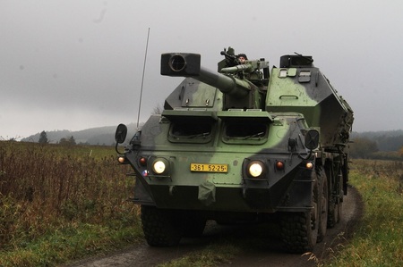 Samohybná kanónová houfnice DANA míří na místo určení