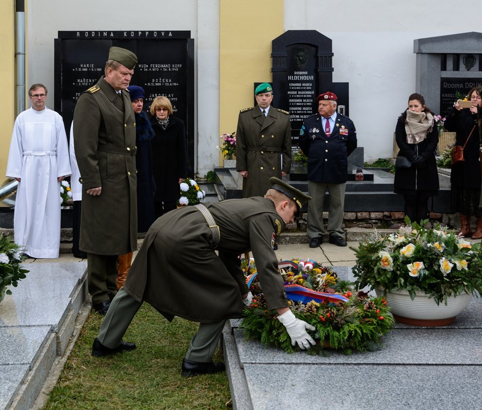 Armádní generál Josef Bečvář a hosté na vzpomínkovém pietním aktu u hrobu generála Bočka