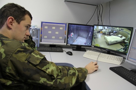 Ve "Velíně" specializované nemocnice vše pečlivě sleduje tým stálého personálu OBO Těchonín