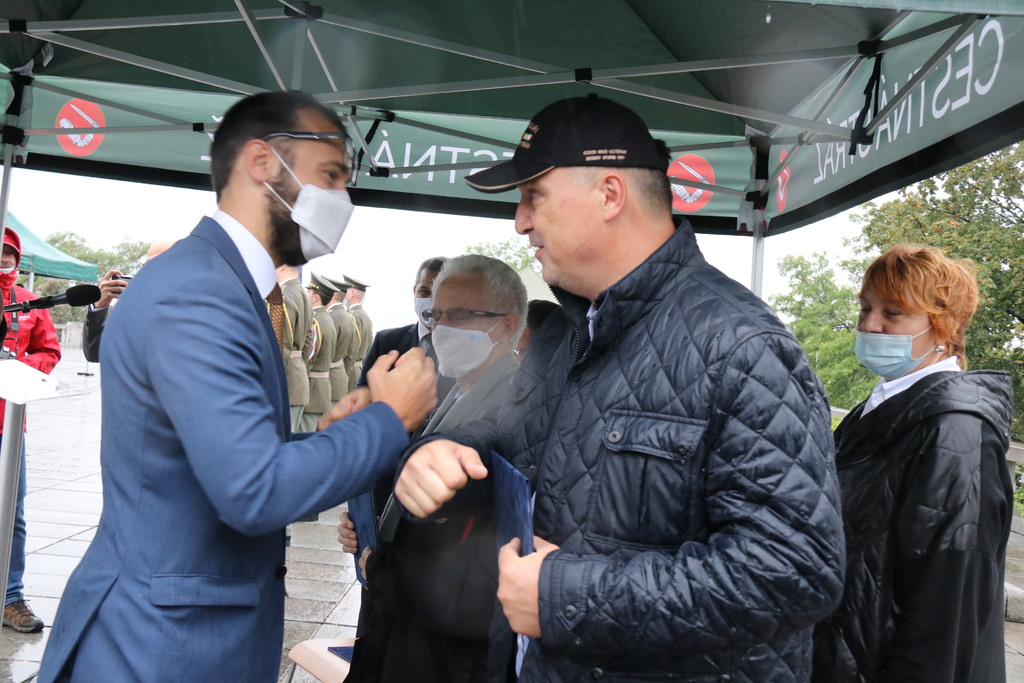 Ocenění z rukou náměstka ministra obrany Tomáše Kopečného převzal i František Gábor