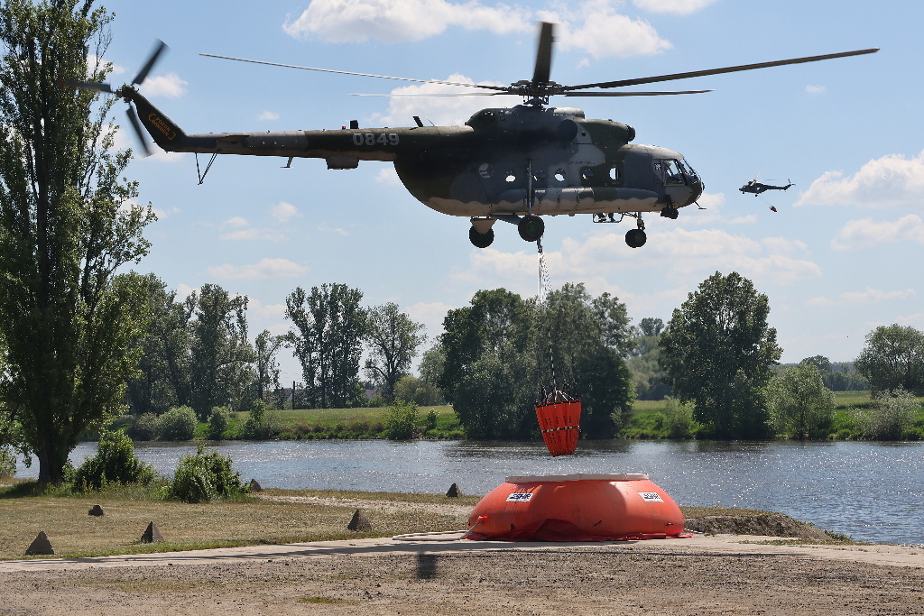 Při plnění bambivaku u Mi-17 z bazénku je nutná dokonalá souhra palubního technika a řídícího pilota