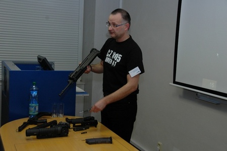 Konstruktér CZ 805 BREN Vít Guryča posluchačům objasňuje konstrukci nové útočné pušky