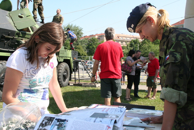 Návštěvníci Bambiriády u stánku AČR