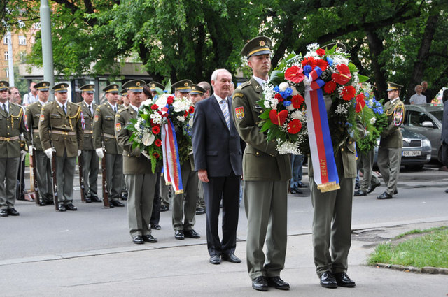 Po věnci prezidenta republiky a Poslanecké sněmovny Parlamentu ČR položil smuteční věnec k pamětní desce místopředseda Senátu P ČR Přemysl Sobotka
