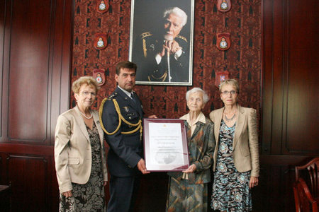  Zleva- paní Jana Kebrlová dcera F. Fajtla, plk. Petr Lanči velitel 21. zTL, paní Hana Fajtlová manželka F. Fajtla, paní Jitka Režná dcera F. Fajtla