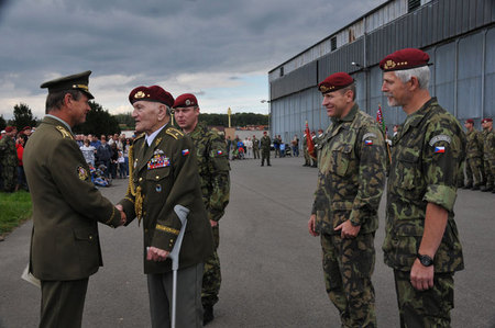 Při nástupu byla udělena řada ocenění, jedno z nich převzal také bývalý náčelník Generálního štábu AČR armádní generál JIří Šedivý