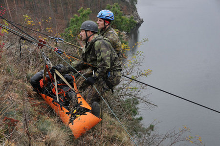 Potápěči na skále a lezci ve vodě