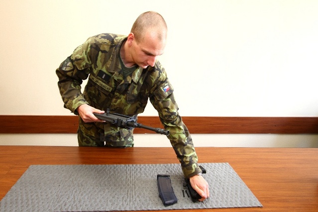 Vyjmutí sestavy pažbičky a zásobníkové šachty II.