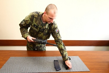 Vyjmutí sestavy pažbičky a zásobníkové šachty II.