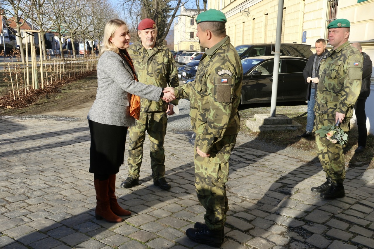 Minister of Defence Jana Černochová welcomed in Hranice by Deputy Commander 7th Mechanised Brigade Colonel Petr Blecha