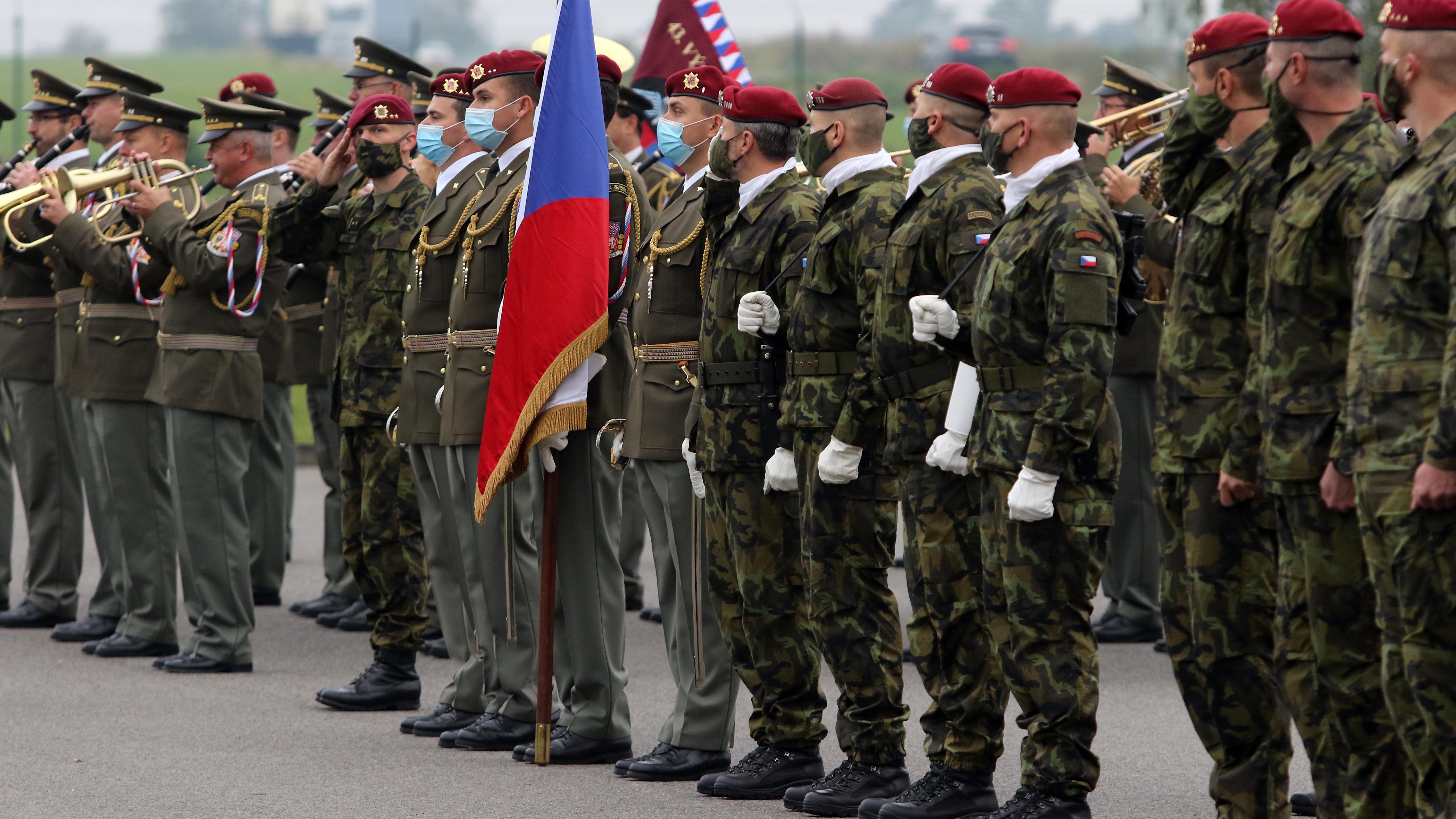 Armáda dneškem přeměnila 43. výsadkový prapor na pluk.