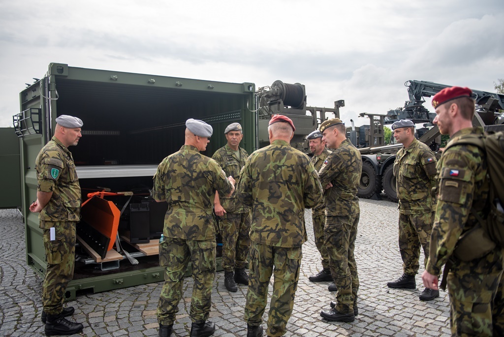  Logistici představili generálu Řehkovi novou techniku