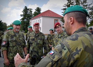 Náčelník Generálního štábu AČR v posádce Přáslavice s velitelem 7. mechanizované brigády a velitelem Pozemních sil AČR