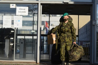 1. října sem vstoupili jako civilisté, dnes odchází jako vojenští profesionálové