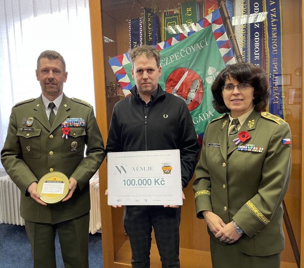 Šek na 100 000 Kč převzala z rukou Vojtěcha Friče, producenta filmu, brig. gen. Lenka Šmerdová. Peníze jsou určeny pro Vojenský fond solidarity.