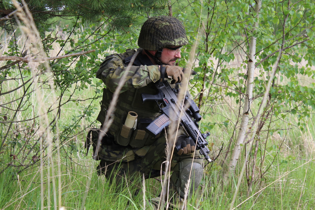 Voják chránící jednotku tzv. force protection