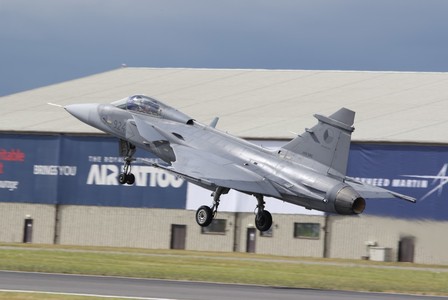 Display pilot JAS-39 Gripen kpt. Ivo Kardoš vzlétá v anglickém Yeoviltonu ke své dynamické ukázce