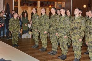  Absolventi nastoupeni k zahájení ceremoniálu