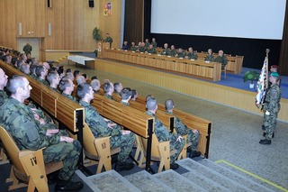 Ceremoniál vyřazení rekrutů AČR se odehrával v prostoru auly