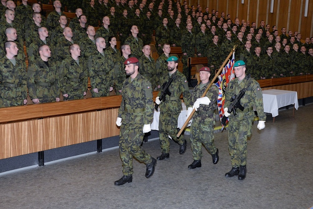 Ceremoniál zahájil příchod bojového praporu Velitelství výcviku - Vojenské akademie Vyškov
