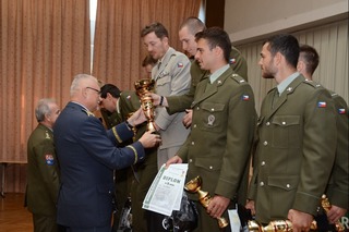  Generálmajor Jaromír Alan předává poháry vítězům