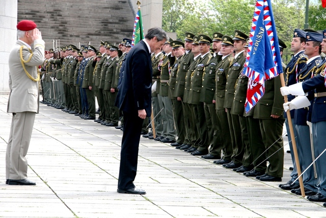 Ministr obrany při přehlídce nastoupených jednotek