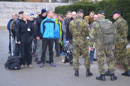  Instruktoři řadí do čety nováčky