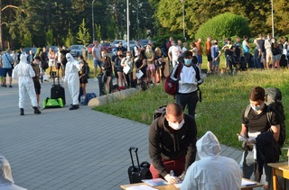   Nástup probíhal za mimořádných opatření
