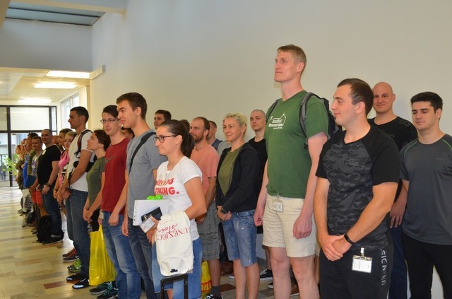 Nováčci poslouchají první pokyny velitelů a instruktorů