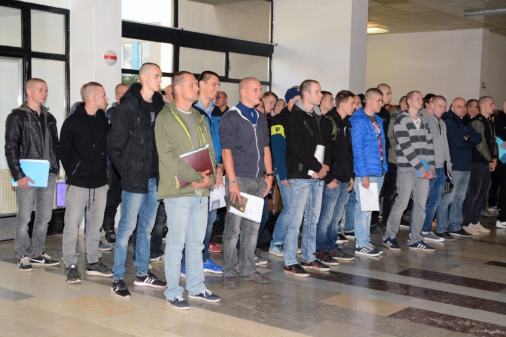 Nováčci už zařazeni do čety čekají na pokyny instruktorů