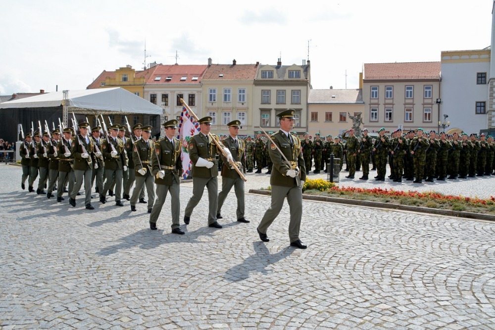Příchod bojového praporu VeV-VA v doprovodu Čestné jednotky