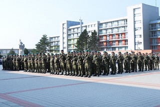 Přísahající vojáci a vojákyně nastoupeni k slavnostnímu ceremoniálu
