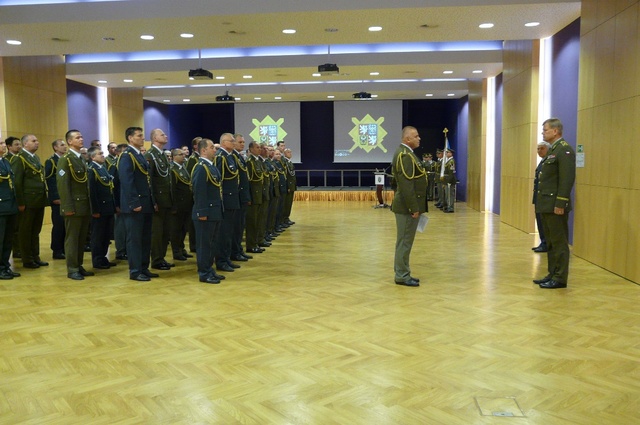 Slavnostní nástup oceňovaných vojáků za službu ve strukturách NATO a EU