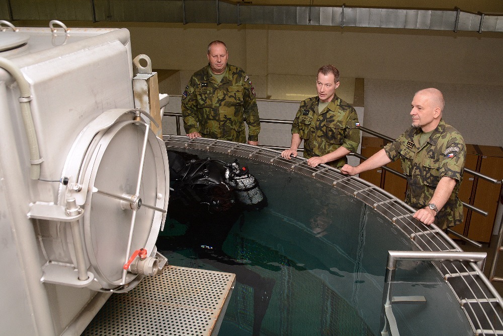 Nechyběla ani návštěva univerzálního cvičiště jízdy tanků pod vodou