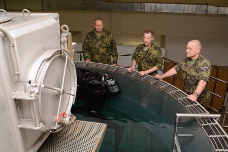 Nechyběla ani návštěva univerzálního cvičiště jízdy tanků pod vodou