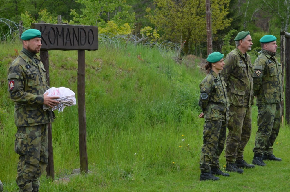  Zahájení kurzu Komando předáním bílých povlaků na přilby