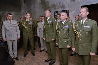 Zástupci Velitelství výcviku - Vojenské akademie a hosté ceremoniálu, který se konal při příležitosti ukončení kurzu