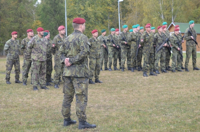 Ze zahájení kurzu Komando, vlevo instruktoři a vpravo účastníci kurzu