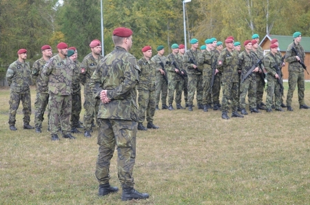  Ze zahájení kurzu Komando, vlevo instruktoři a vpravo účastníci kurzu